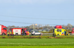 Auto op de kop in sloot naast A7