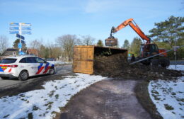 Tractor verliest aanhanger en container op Noordenveldweg