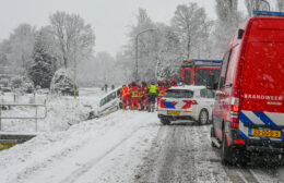 Auto door gladheid van de weg in De Wilp