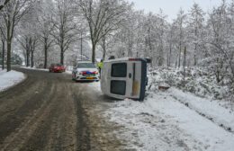 Busje kantelt door gladheid in Marum