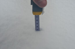 13 centimeter sneeuw en grote sneeuwpop langs de snelweg A7 in Marum