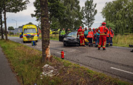 Auto botst tegen boom op de Holm in Tolbert