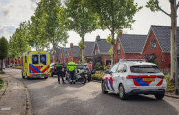 Wielrenner botst op auto in Marum