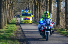 Motorrijdster gewond bij ongeval in Bakkeveen Video
