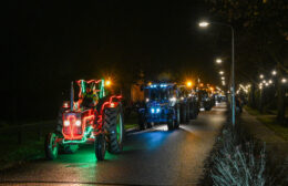 Ruim 80 verlichte tractoren toeren door het Westerkwartier Video