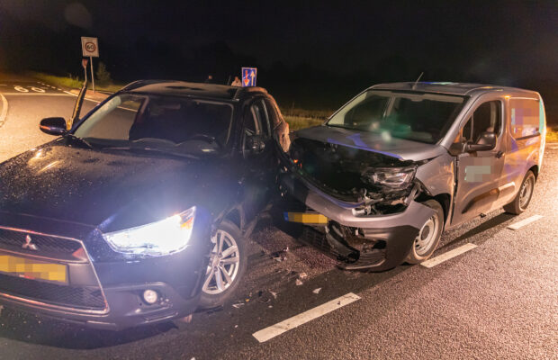 Botsing tussen twee auto’s op N358 bij Drachtstercompagnie