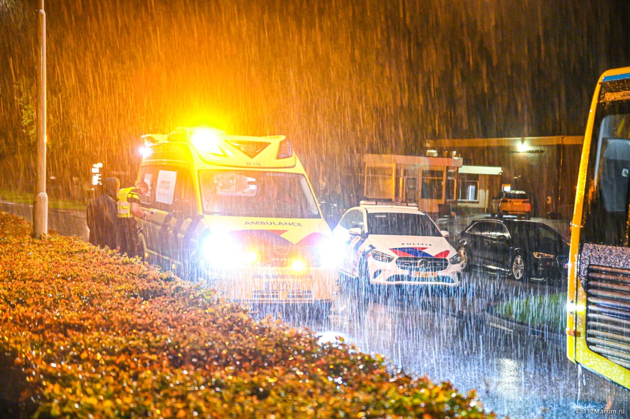 Twee auto’s botsen op Molenweg in Surhuisterveen