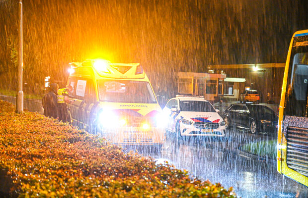 Twee auto’s botsen op Molenweg in Surhuisterveen