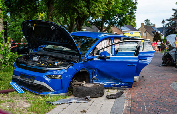 Frontale botsing op Smidswei in Drachtstercompagnie: één zwaar gewonde naar ziekenhuis