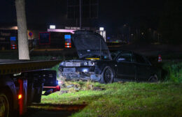 Auto schiet rechtdoor op afrit A7 bij Marum: inzittenden ongedeerd