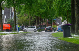 Wolkbreuk zet straten in Buitenpost blank Video