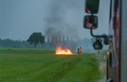 Brandweer laat buitenbrand uitbranden in Zevenhuizen
