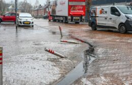 IJzel legt Marum lam: vrachtwagens, auto’s en zelfs strooiwagen vast op spiegelgladde ijsplaten