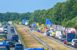 Cementwagen botst op auto, opnieuw forse file op A7