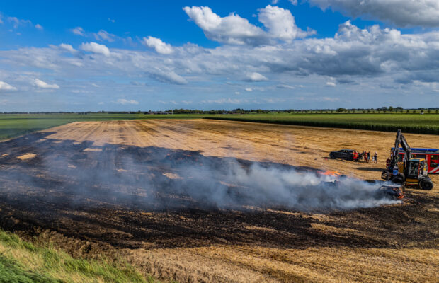 Brandweer blust akkerbrand bij Niehove