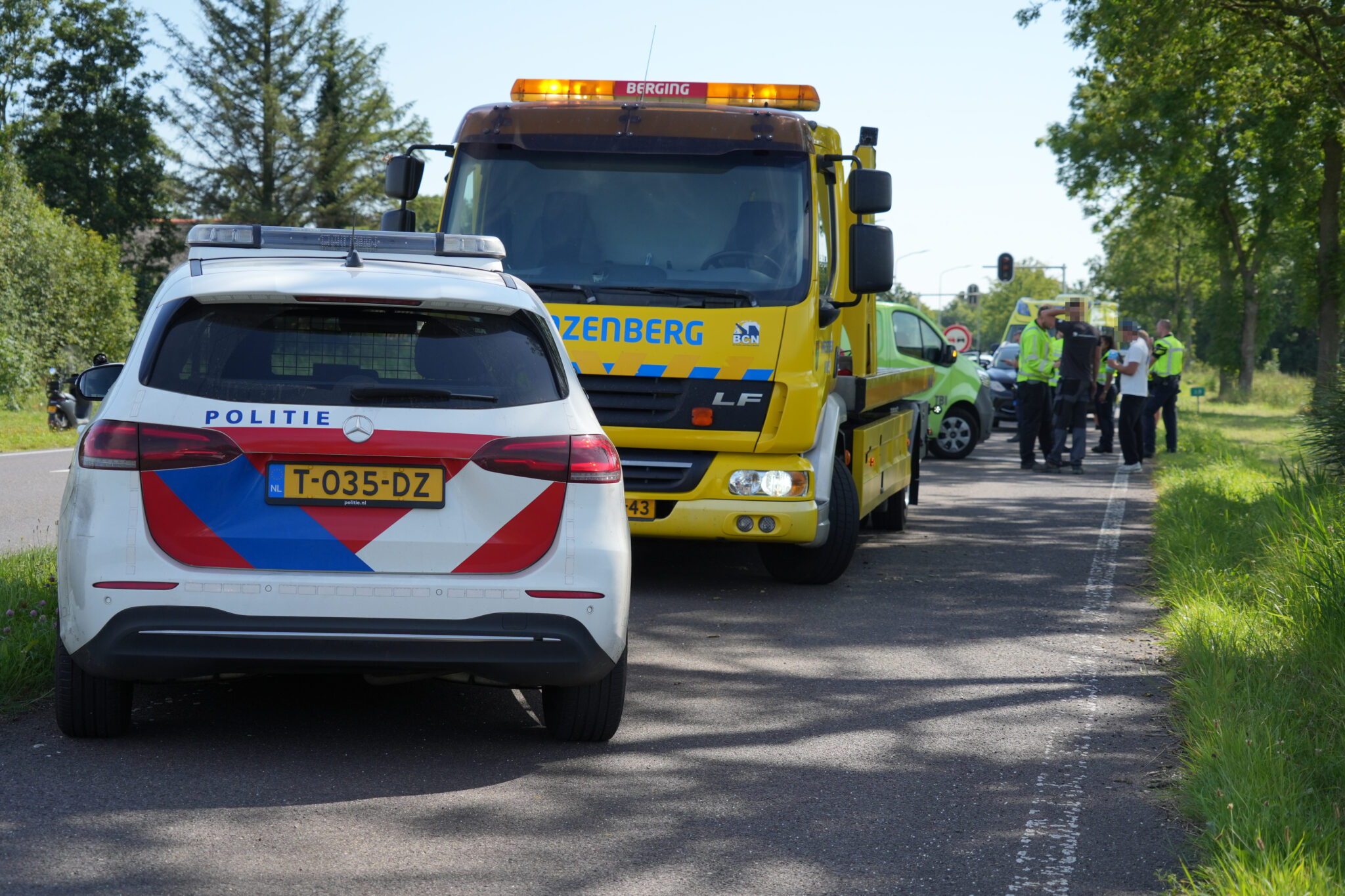 Botsing tussen busje en personenauto bij Peize: één gewonde