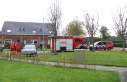 Brandweer onderzoekt gaslucht in woning aan de Wolveschans in Leek
