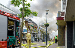 Grote brand verwoest Chinees restaurant in Leek Video