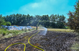 Brandweer bestrijdt akkerbrand bij Wijnjewoude