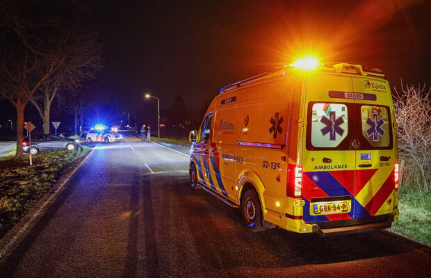 Auto raakt van de weg bij Surhuisterveen