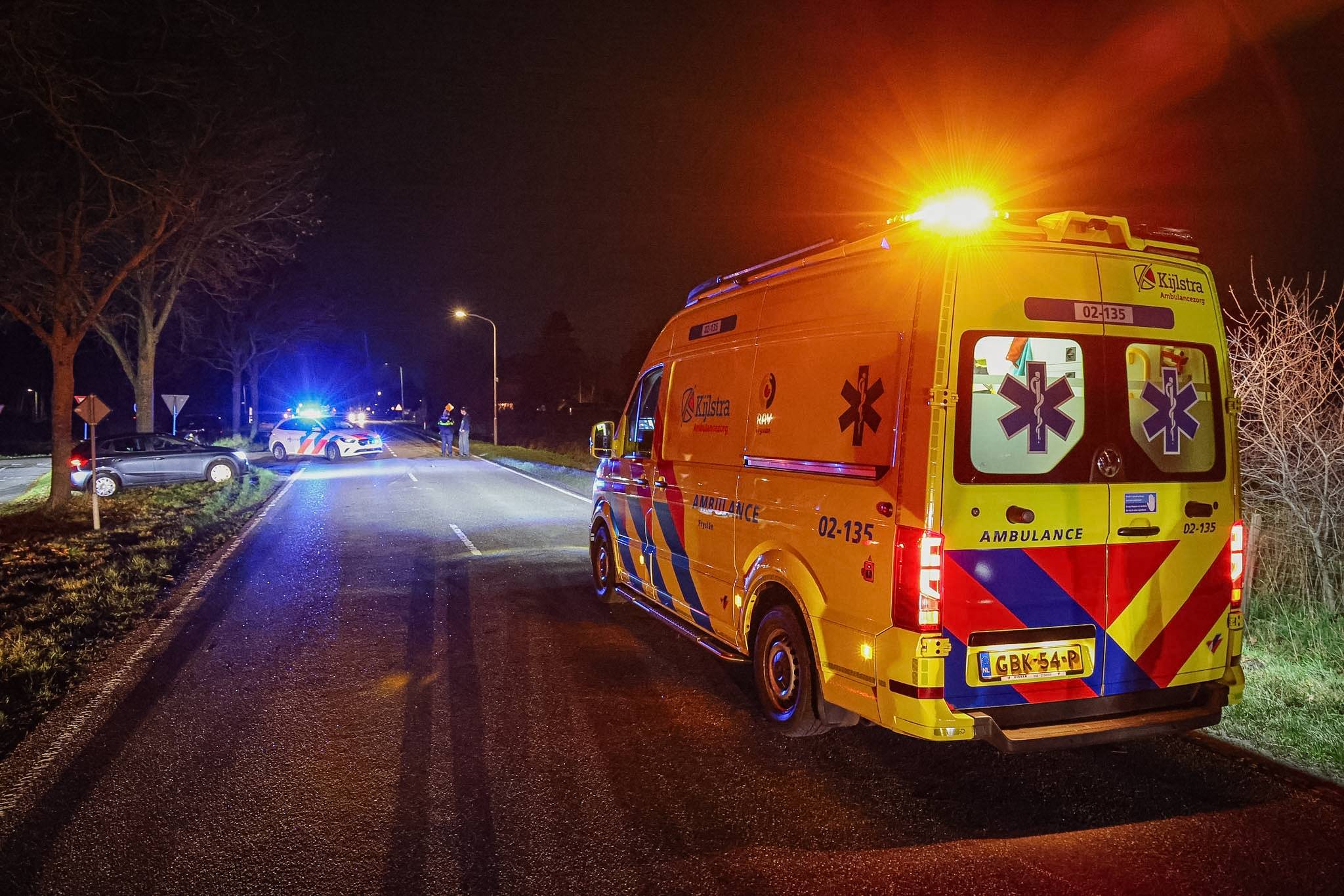 Auto raakt van de weg bij Surhuisterveen