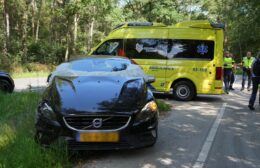 Auto en tractor botsen in Norg