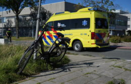 Automobilist botst met fietser in Roden