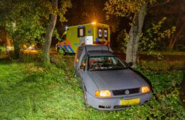 Bestuurder gewond bij eenzijdig ongeval op de Peebos bij Doezum