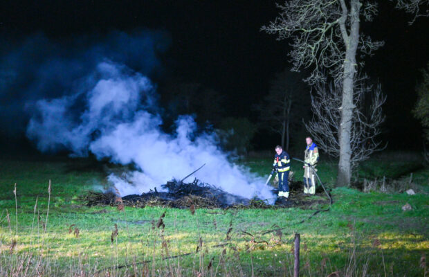 Brandweer blust verlaat Paasvuur
