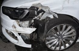 Audi zwaar beschadigd in de nacht in Grijpskerk