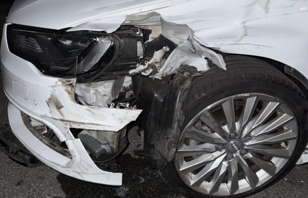 Audi zwaar beschadigd in de nacht in Grijpskerk