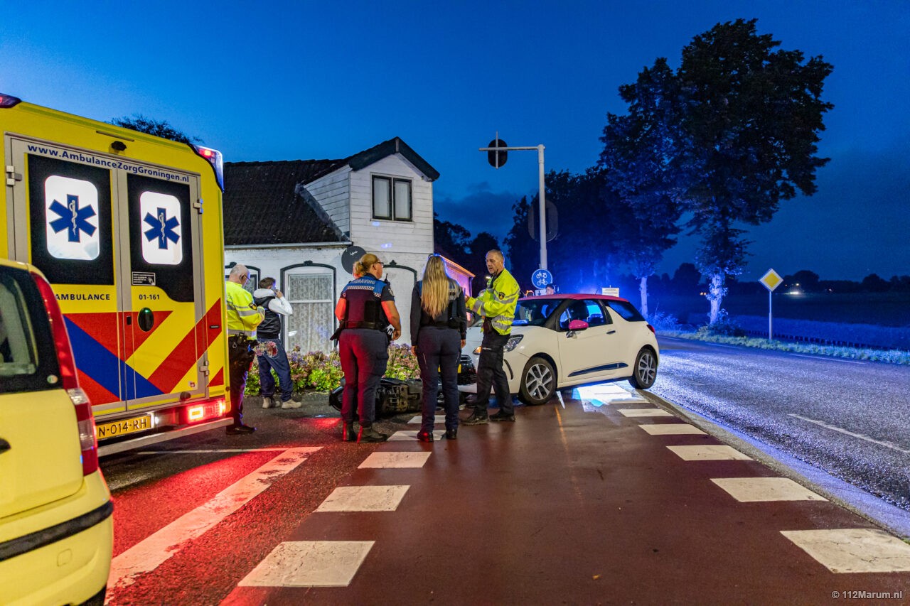 Scooter en auto botsen in Grijpskerk