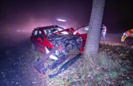 Auto botst in dichte mist tegen boom op N358