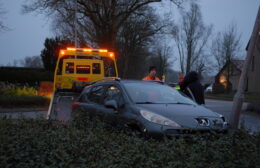 Automobilist gaat rechtdoor bij “Hoek van Holland”