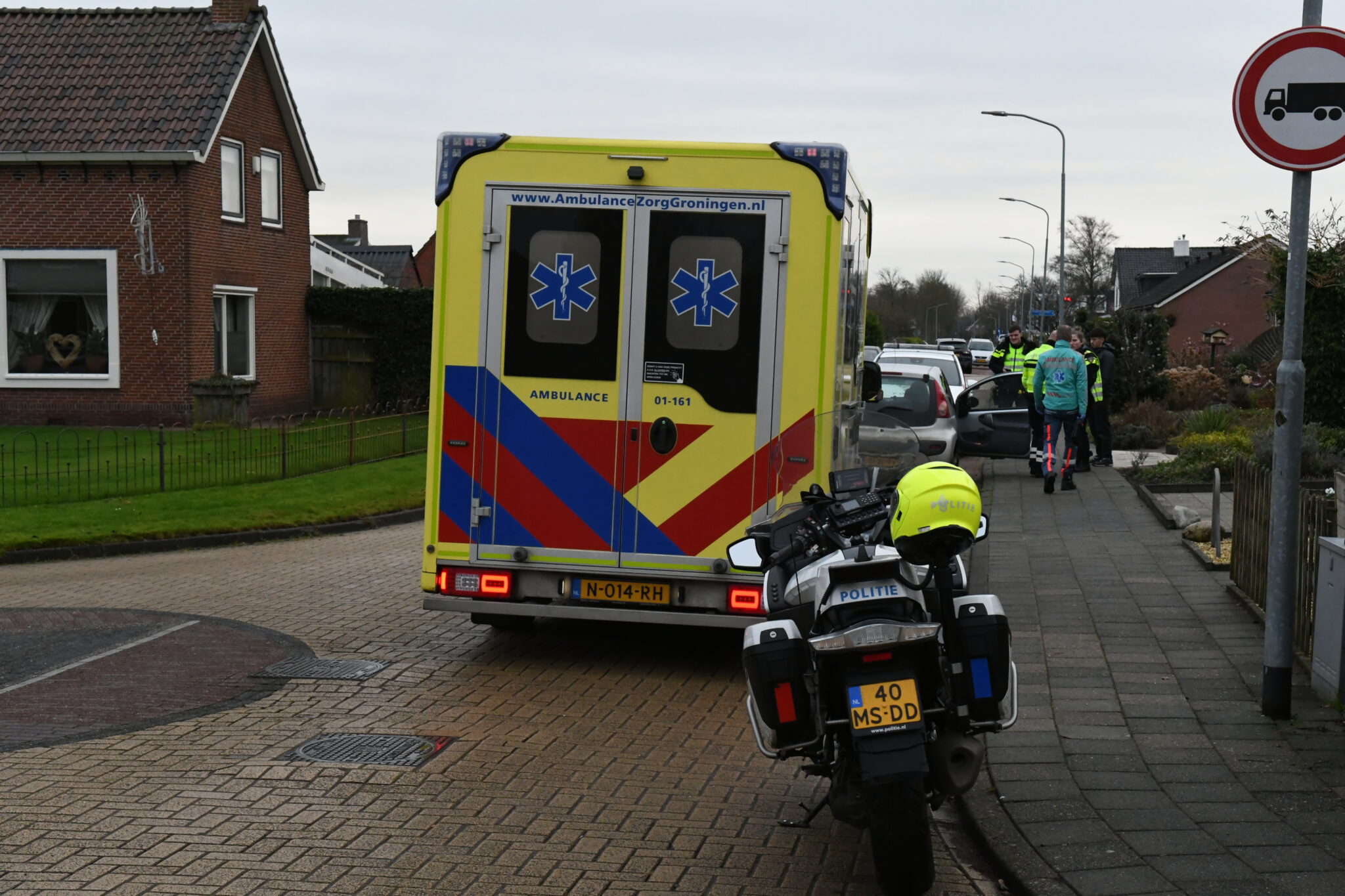 Auto en fietster botsen op Leuringslaan in Tolbert