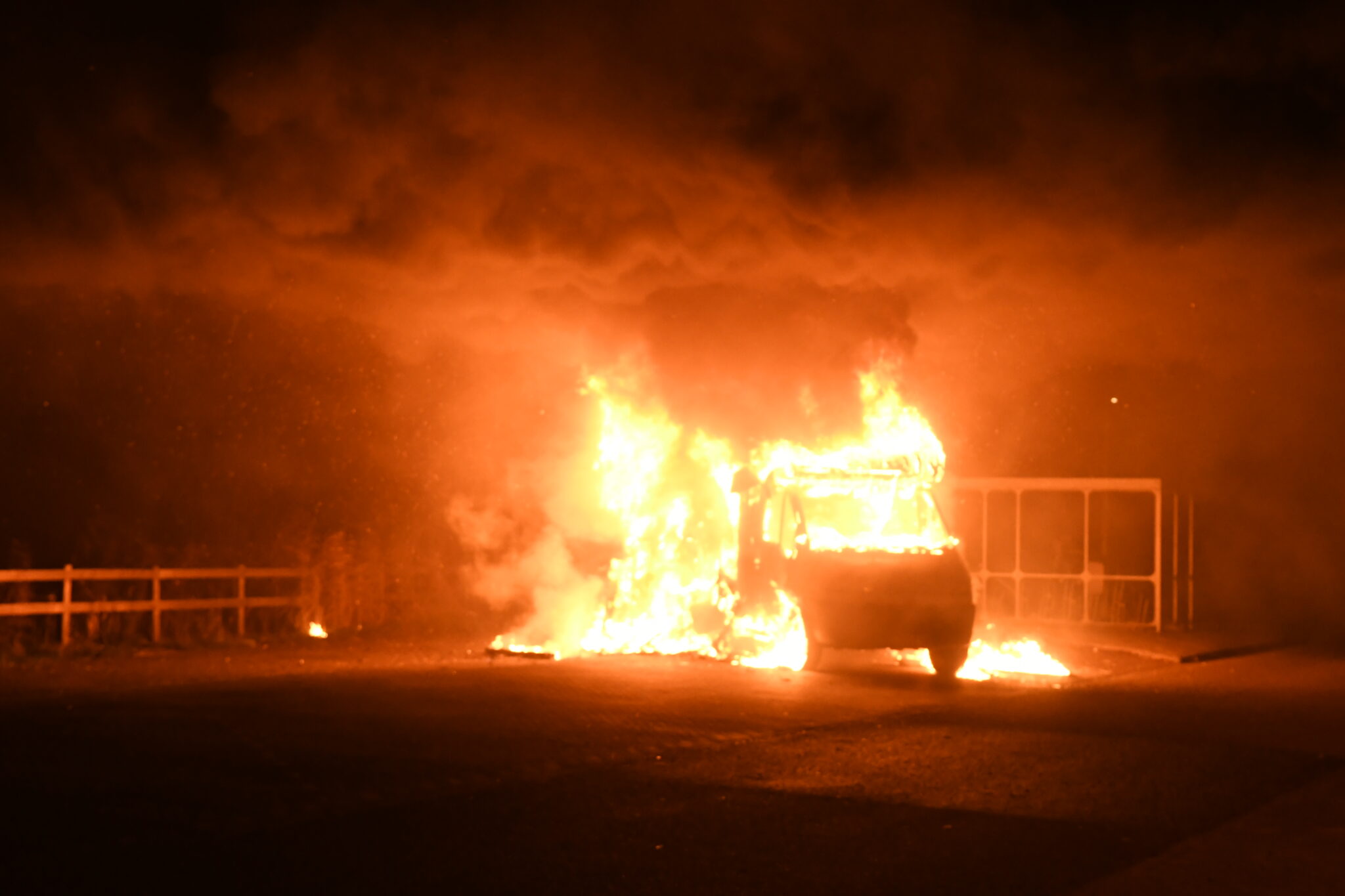 Felle brand verwoest camper op carpoolpaats bij Niebert