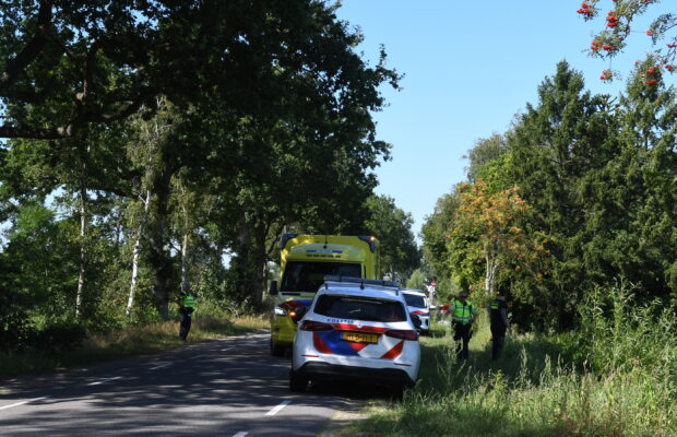 Politie helpt fietser uit de sloot in Niebert