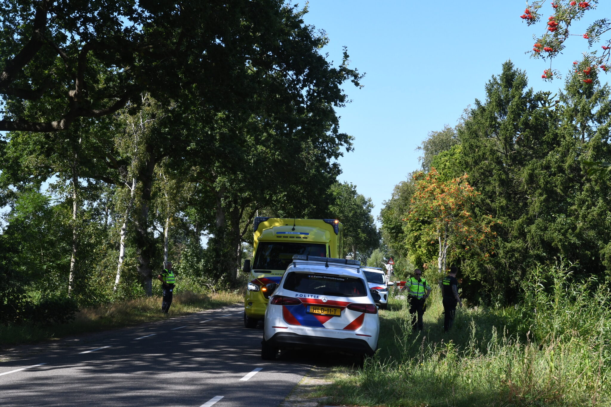 Politie helpt fietser uit de sloot in Niebert