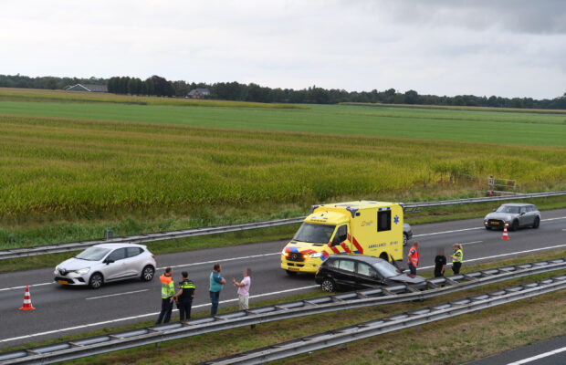Auto in de vangrail bij éénzijdig ongeval op A7