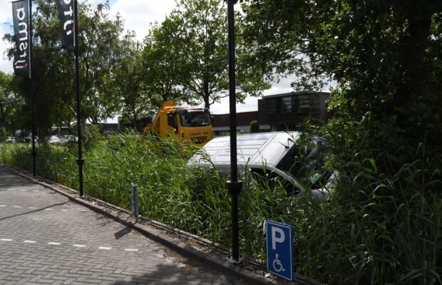 Bedrijfsauto in de sloot langs N358