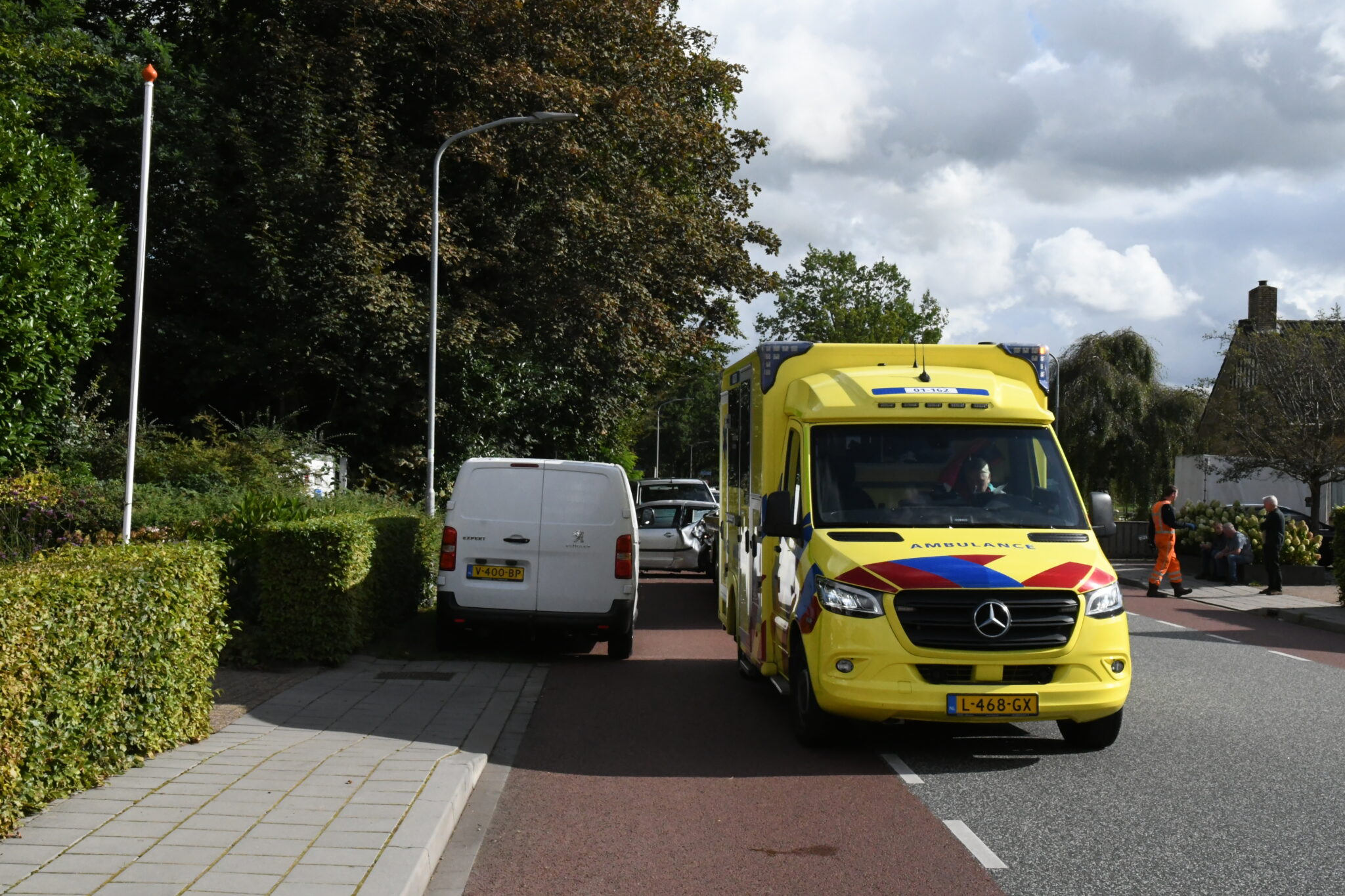 Taxibusje botst op geparkeerde auto in Kornhorn
