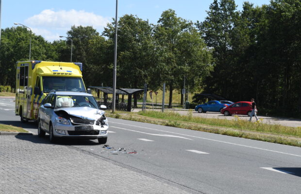 Auto’s botsen op Parallelweg in Marum