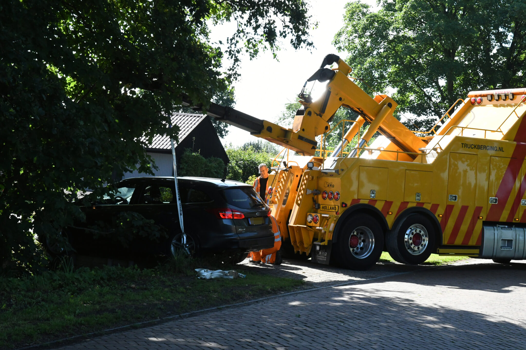 Auto bungelt boven sloot in De Wilp