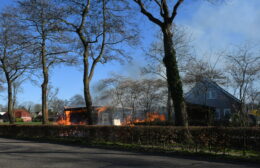 Schuurtje verwoest door brand in Marum, vuurwerk aangetroffen Video
