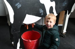 Knuffels, koeien en kinderpret bij natte maar gezellige “knuffel middag” in Marum
