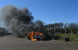 Bedrijfsauto gaat verloren bij felle brand in Marum Video