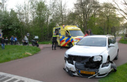 Auto en motor botsen in Opende