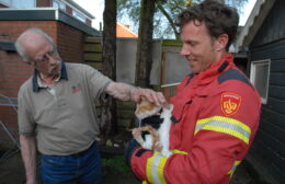 Brandweer bevrijdt poes Rodey