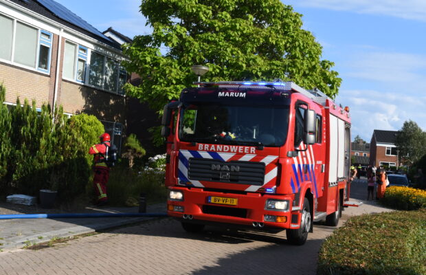 Brand in berging achter woning in Marum, meerdere brandweerkorpsen ingezet