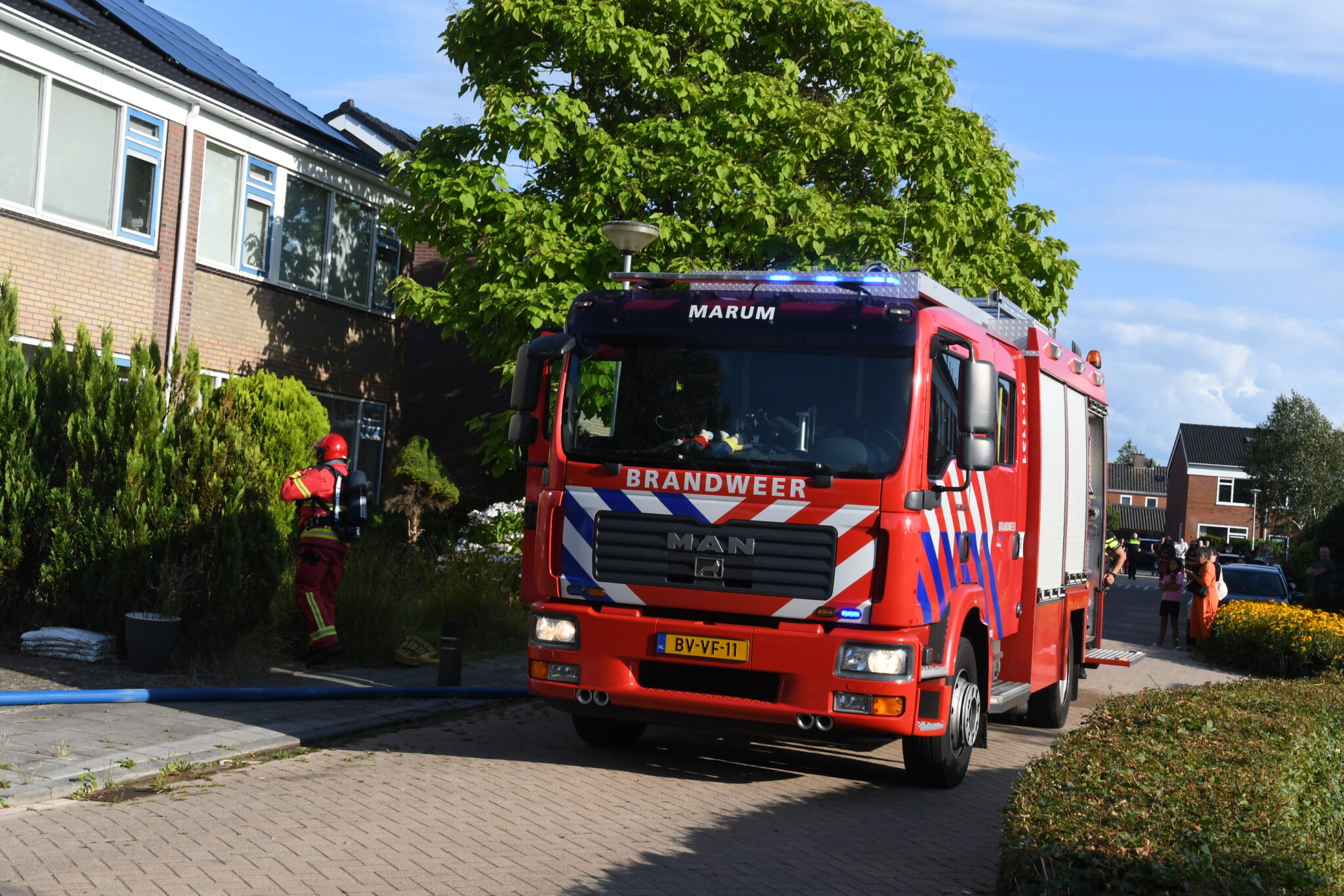 Brand in berging achter woning in Marum, meerdere brandweerkorpsen ingezet
